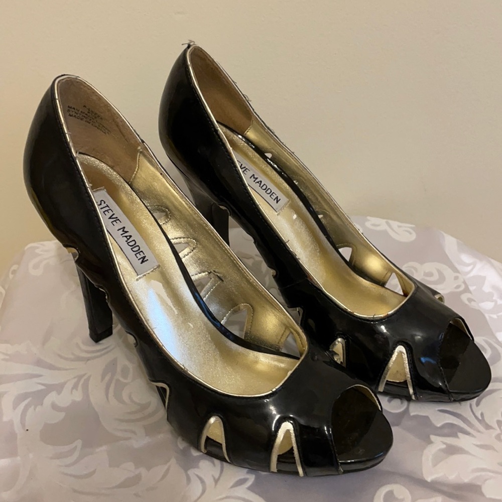 Steve Madden black and gold peep toe pump size 8.5